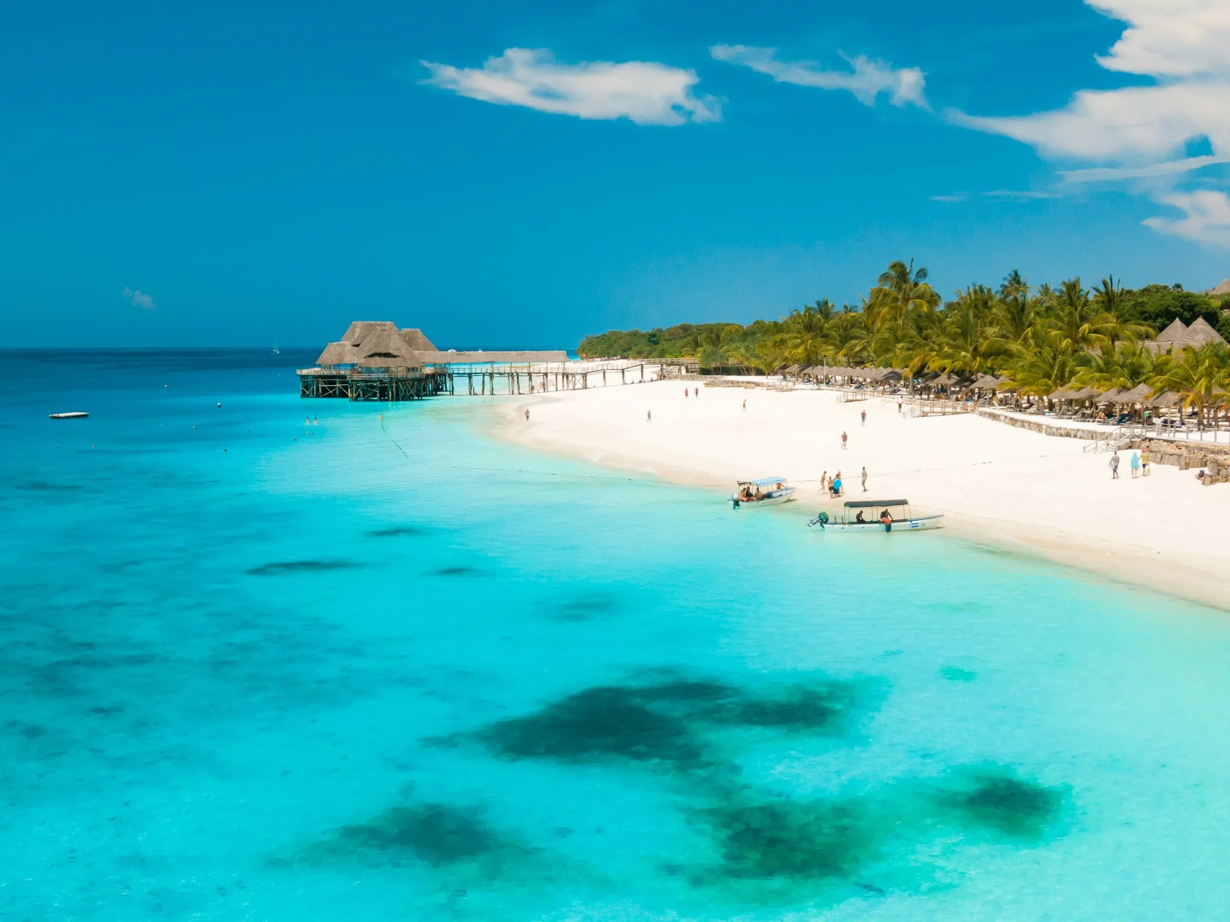 Plage de sable blanc, palmiers et lagon turquoise sur la côte nord-ouest de Zanzibar
